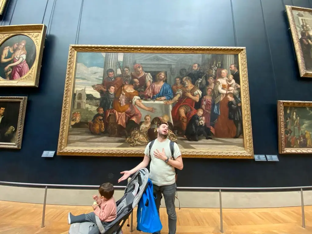 Louvre'da bir tablonun karşısında — müzeler için en az bir gün ayırın