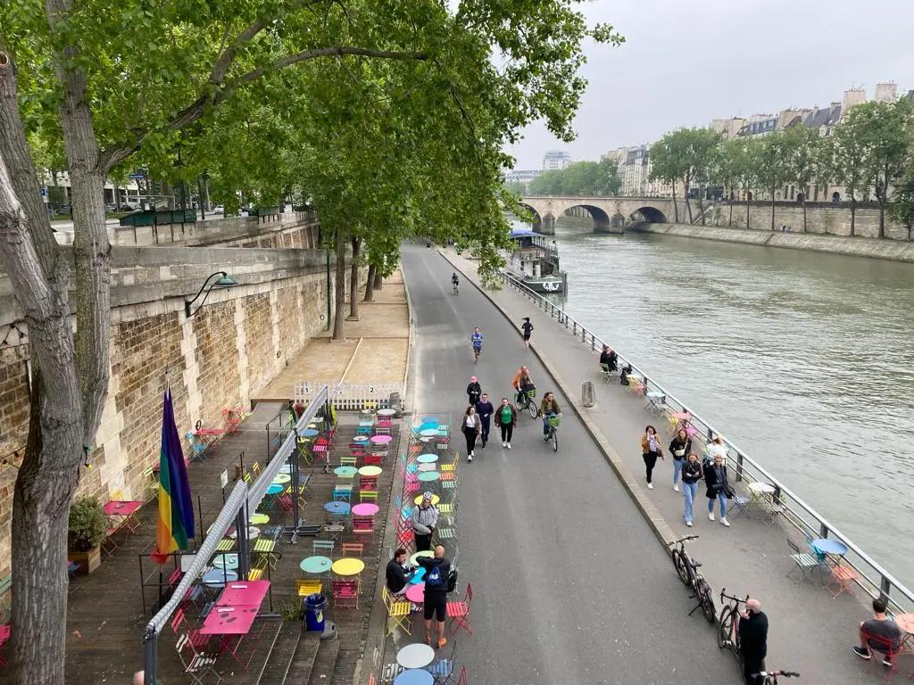 Seine nehri kenarı — yürüyüş yolları ve nehir boyunca uzanan kafeler